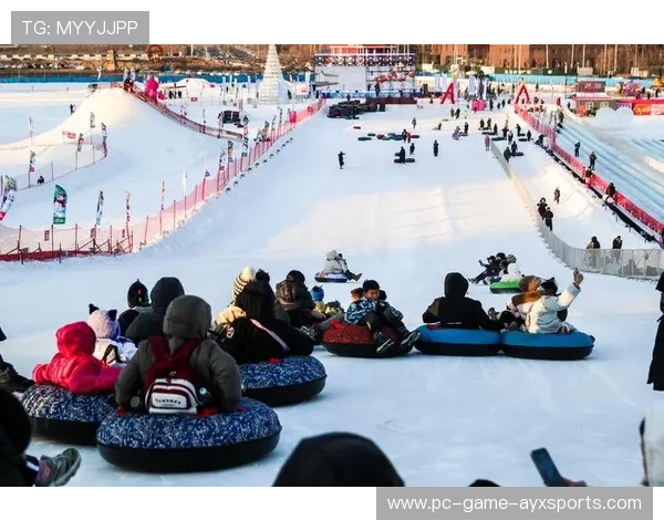 滑雪尾灯夜赛选手滑出幻光轨迹